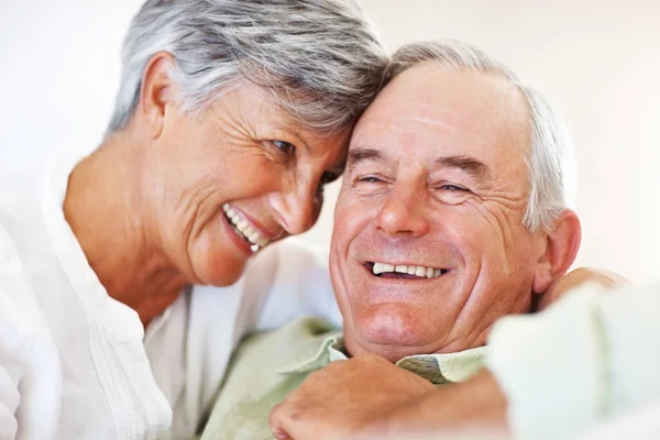 Ältere Paare Verbringen Romantische Zeit Miteinander Nahaufnahme Eines Lächelnden Reifen — Stockfoto