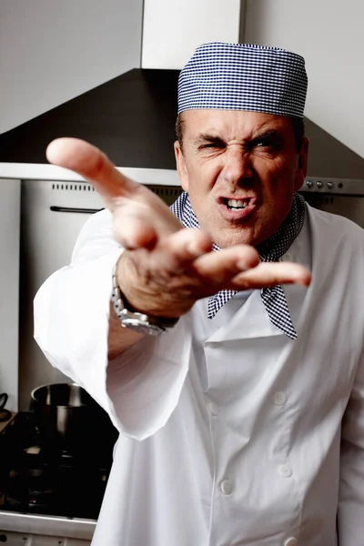 Een Boze Chef Die Tegen Schreeuwde Door Voor Ventilatieafzuigkap Staan — Stockfoto