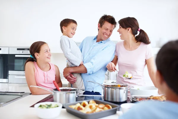 Łączenie Się Kuchni Szczęśliwa Rodzina Gotuje Duży Pyszny Posiłek Razem — Zdjęcie stockowe
