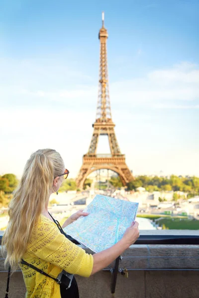 Побачене Парижі Передній Вигляд Привабливої Молодої Жінки Яка Тримає Карту — стокове фото