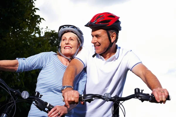 Αθλητικός Ώριμος Άντρας Και Γυναίκα Κάνουν Ποδήλατο Μια Ηλιόλουστη Μέρα — Φωτογραφία Αρχείου