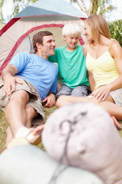 Feliz Acampamento Família Família Feliz Três Relaxantes Frente Tenda Olhando — Fotografia de Stock