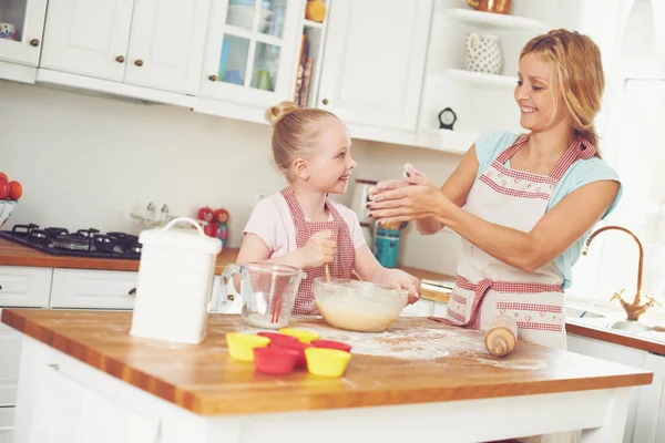 Dit Leuk Schattig Klein Meisje Bakken Keuken Met Haar Moeder — Stockfoto