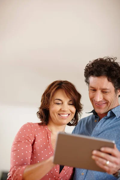Włączył Się Życia Online Mąż Żona Korzystający Tabletu Cyfrowego Domu — Zdjęcie stockowe