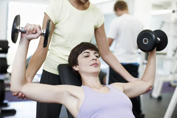 Helping Her Form Attractive Young Woman Training Weights Her Personal — Stock Photo, Image