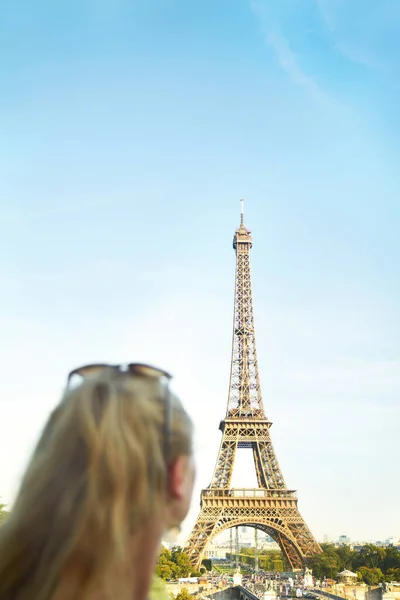 Краса Ейфелевих Веж Передній Вигляд Дівчини Яка Бачить Парижі — стокове фото