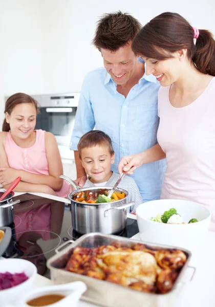 Entuzjastyczna Rodzina Kuchni Szczęśliwa Rodzina Gotuje Duży Pyszny Posiłek Razem — Zdjęcie stockowe