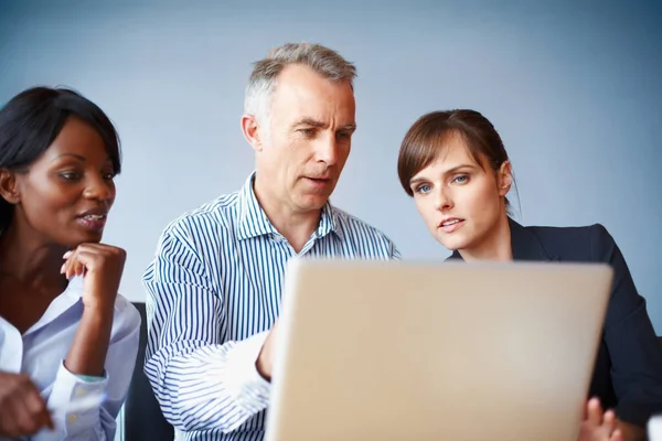 Uitvoerend Orgaan Met Presentatie Uitvoerend Team Voorstel Laptop — Stockfoto