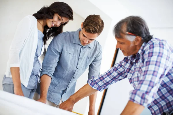 Aantrekkelijk Koppel Bespreekt Woningrenovatieplan Met Architect Aantrekkelijke Jonge Vrouw Man — Stockfoto