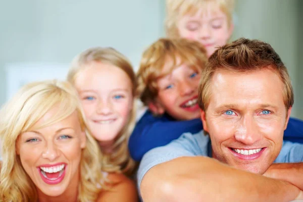 Fröhliche Fünfköpfige Familie Die Zeit Miteinander Verbringt Porträt Einer Fröhlichen — Stockfoto