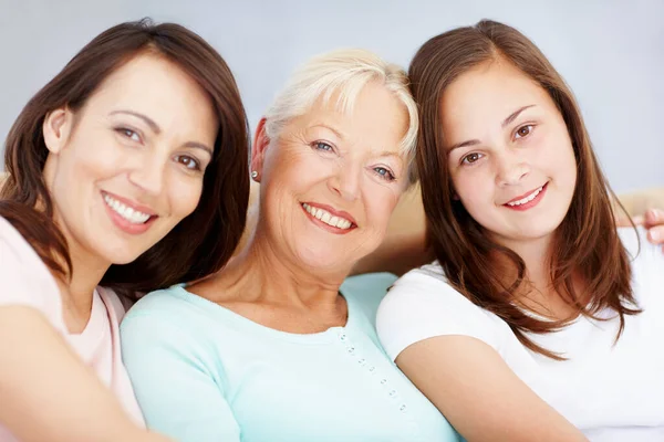 Schönes Porträt Der Familienmädchen Drei Generationen Von Mädchen Sitzen Zusammen — Stockfoto