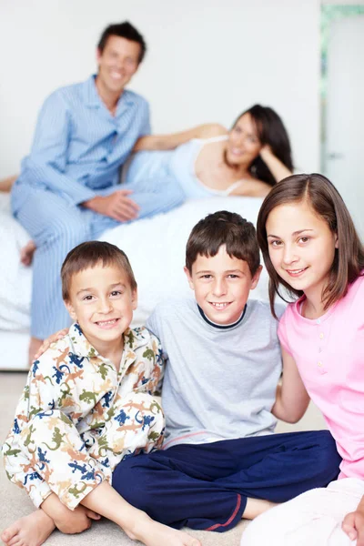 Having Fun Brother Sister Portrait Three Siblings Smiling Parents Sit — Stock Photo, Image