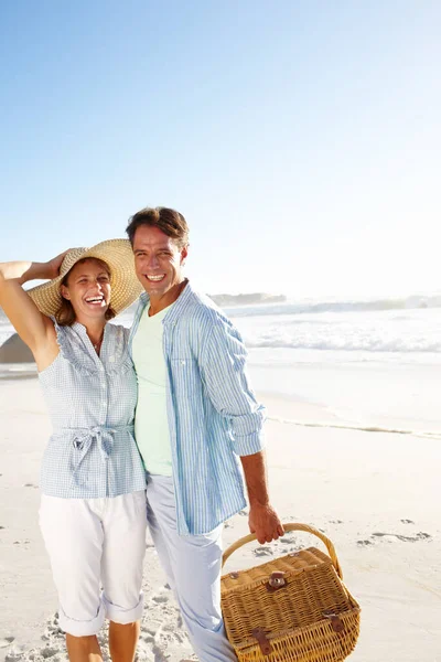 Perfect Day Picnic Portrait Happy Couple Going Picnic Beach Together — Stock Photo, Image