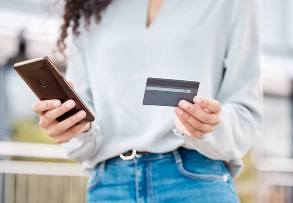 Fintech Γυναίκα Online Ψώνια Τηλέφωνο Τεχνολογία Και Πιστωτική Κάρτα Χρηματοδότησης — Φωτογραφία Αρχείου