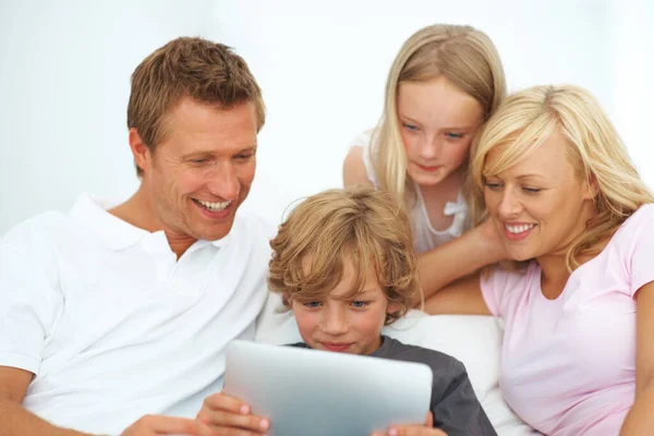 Este Tablet Óptimo Jovem Família Feliz Usando Tablet Digital Juntos — Fotografia de Stock