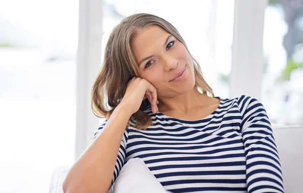 今日は俺の事だ 自宅でソファに座っている魅力的な若い女性の肖像画 — ストック写真