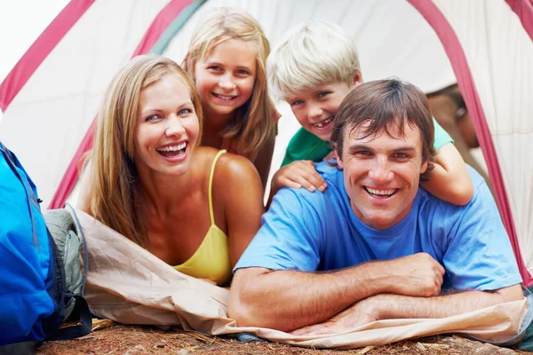 Família Feliz Tenda Retrato Família Feliz Relaxando Tenda Dando Lhe — Fotografia de Stock