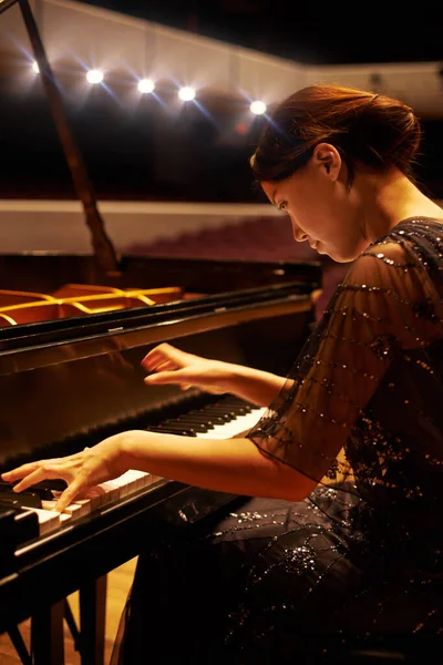 Underholder Folkemengden Ung Kvinne Som Spiller Piano Musikalsk Konsert – stockfoto