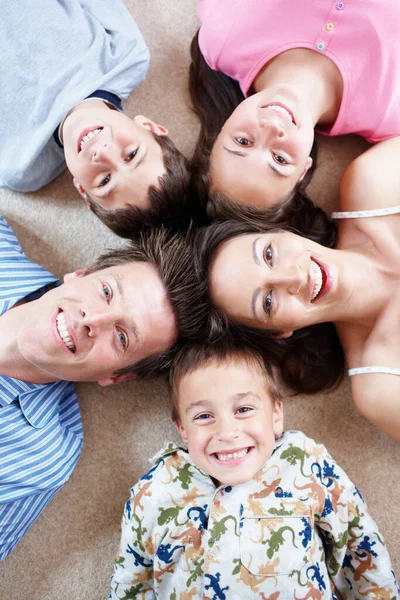 Mirándote Con Grandes Sonrisas Una Familia Amante Diversión Cinco Mirándote — Foto de Stock