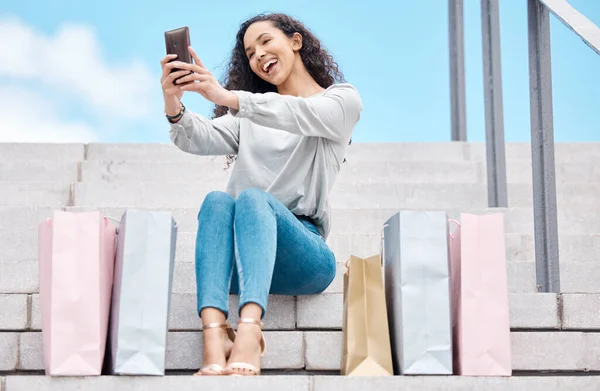 Selfie Shopping Influencer Femminile Blogger Seduti Fuori Con Borse Dopo — Foto Stock