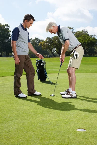 Till Att Hålla Din Putter Korrekt Två Män Spelar Golfrunda — Stockfoto