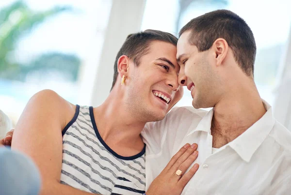 Lachen Und Liebe Ein Schwules Paar Entspannt Zusammen Hause — Stockfoto