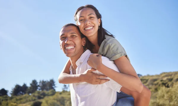 Kärlek Lyckliga Par Och Resor Äventyr Med Unga Älskare Vandring — Stockfoto