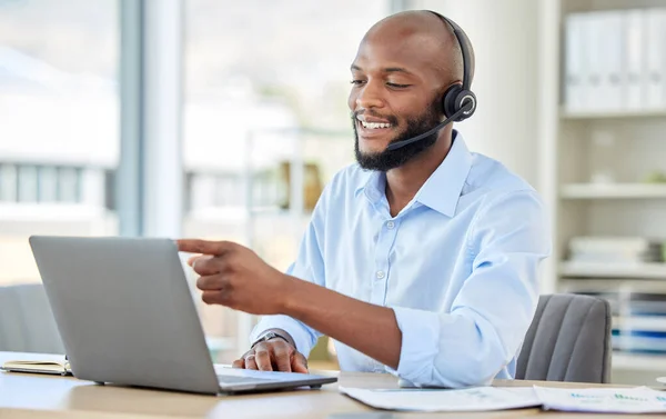 Call Center Zwarte Man Laptop Videogesprek Met Headset Consulting Klantenservice — Stockfoto