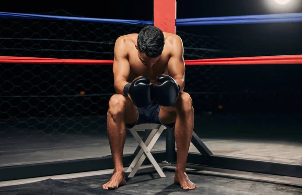 Boks Ringi Eldivenler Karanlıktaki Güçlü Adam Fitness Motivasyonu Için Anne — Stok fotoğraf