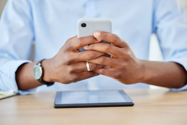 Telefon Iletişim Adamı Çalışıyor Ağı Sosyal Medya Masadaki Akıllı Telefondan — Stok fotoğraf