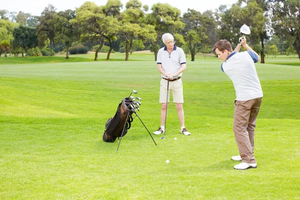 Sta Esercitando Con Suo Swing Compagni Golf Sul Campo Giocare — Foto Stock