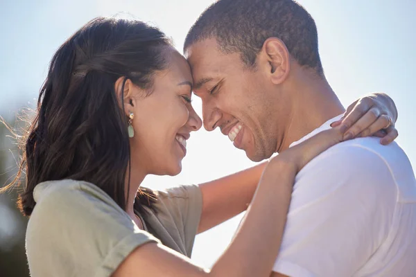 Abraço Casal Sorriso Amor Natureza Data Verão Feliz Casamento Férias — Fotografia de Stock