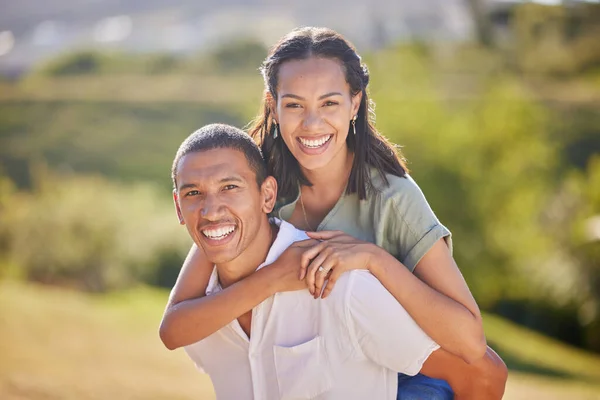 Porträtt Piggyback Och Lyckliga Par Naturen Romantisk Dejt Semester Eller — Stockfoto