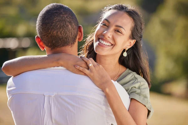 拥抱和情侣在公园或绿色花园 夏日阳光和微笑的肖像 健康和浪漫的妻子在情人节或度蜜月时拥抱丈夫 — 图库照片