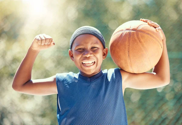 Dítě Basketbal Zábava Silným Černochem Drží Míč Připraven Hrát Venku — Stock fotografie