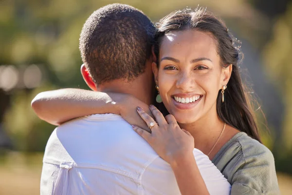 幸福和一对夫妇拥抱在一起的公园里 男人和女人在户外拥抱约会 婚姻生活 快乐的生活 周末充满爱心的微笑 — 图库照片