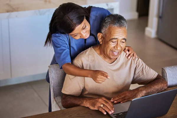 Paciente Mayor Laptop Cuidador Enfermera Domiciliaria Ayudando Hombre Con Las — Foto de Stock