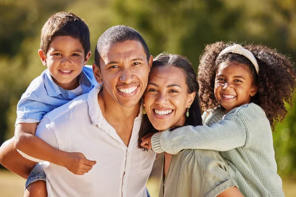 Gelukkig Familie Glimlach Van Een Moeder Vader Kinderen Een Park — Stockfoto