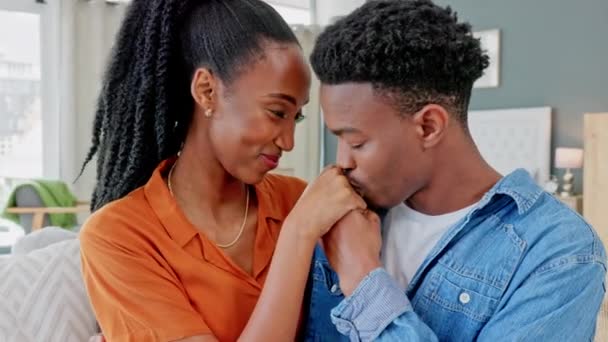 Αγάπη Εμπιστοσύνη Και Ευτυχισμένο Μαύρο Ζευγάρι Είναι Ρομαντικά Και Μοιράζονται — Αρχείο Βίντεο