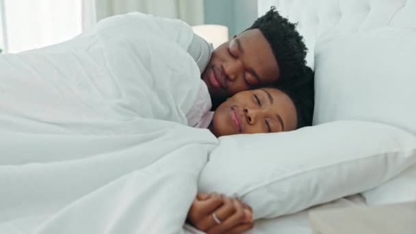 Pareja Confort Dormir Dormitorio Abrazar Por Mañana Para Dormir Relajarse — Vídeos de Stock