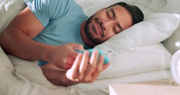 Buenos Días Texto Despertar Con Hombre Sonriendo Teléfono Cama Leyendo — Vídeos de Stock