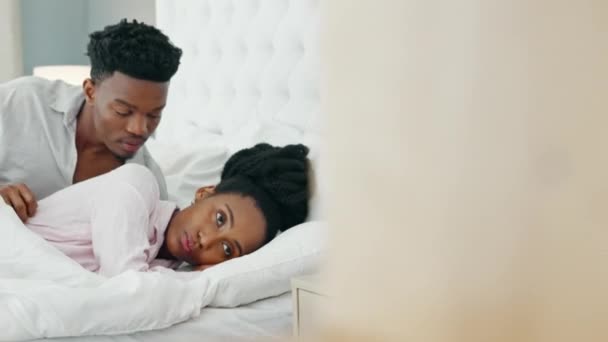 Pareja Dormitorio Después Pelea Frustrada Mujer Negra Hombre Consuelo Joven — Vídeos de Stock