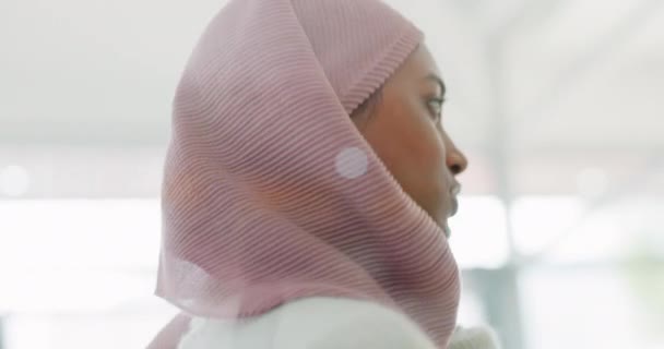 穆斯林妇女 压力和电话在包容性办公室 创业或全球网络公司中的争论 放大烦躁 沮丧或愤怒的伊斯兰商人或员工与客户的争斗 — 图库视频影像