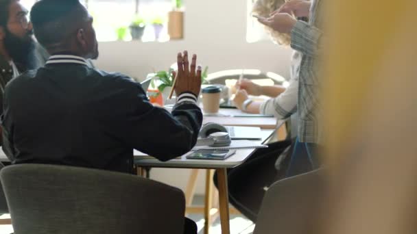 Reunión Ideas Mujer Musulmana Altavoz Con Lluvia Ideas Del Teléfono — Vídeos de Stock