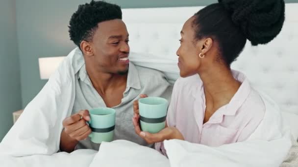 Bed Ochtend Koppel Samen Met Mok Koffie Thuis Goed Nieuws — Stockvideo