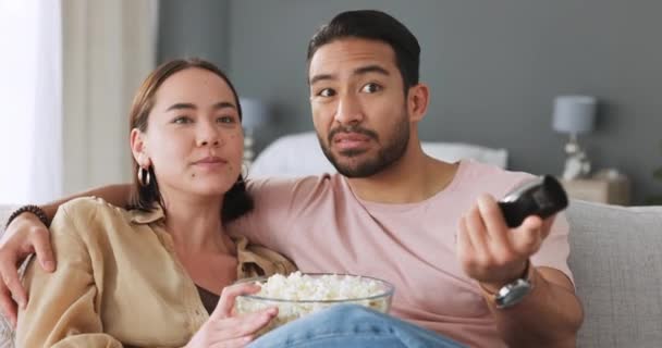 Ζευγάρι Βλέποντας Τηλεόραση Τρώγοντας Ποπ Κορν Και Την Επιλογή Της — Αρχείο Βίντεο