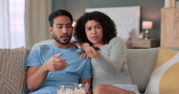 Tartışan Çiftler Televizyon Kumandası Kontrol Manyağı Kadın Film Izlemek Evdeki — Stok video