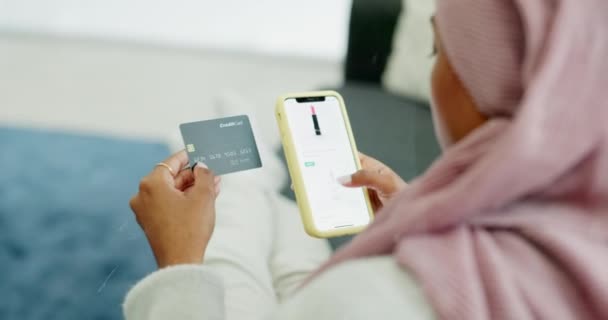 Teléfono Compras Tarjeta Crédito Manos Una Mujer Musulmana Bancaria Pagando — Vídeo de stock