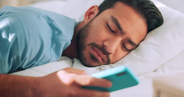 Despierta Cansado Texto Con Hombre Cama Mirando Los Mensajes Teléfono — Vídeos de Stock
