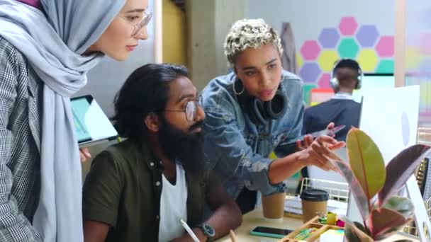 Yaratıcı Bir Ajansta Ilgilenen Genç Meslektaşlarıyla Birlikte Yardım Bilgisayar Ofis — Stok video